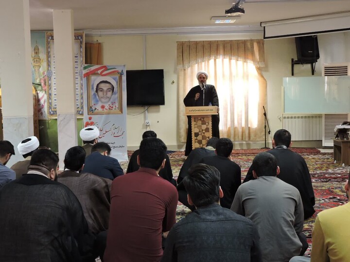 تصاویر/ نشست بصیرتی در مدرسه علمیه ولیعصر(عج) تبریز