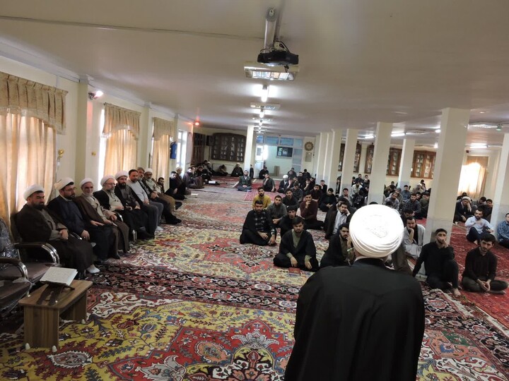 تصاویر/ نشست بصیرتی در مدرسه علمیه ولیعصر(عج) تبریز