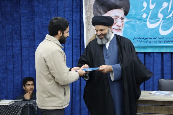 تصاویر/ برگزاری اختتامیه مرحله مدرسه ای جشنواره علامه حلی (ره) در مدرسه علمیه حجت ابن الحسن (عج) میبد