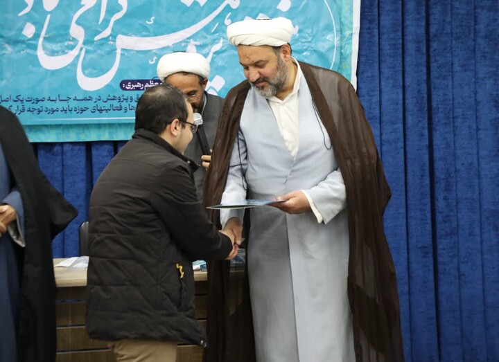 تصاویر/ برگزاری اختتامیه مرحله مدرسه ای جشنواره علامه حلی (ره) در مدرسه علمیه حجت ابن الحسن (عج) میبد