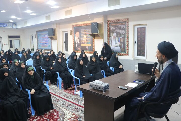 تصاویر/ برگزاری نشست بانوان فعال فرهنگی با امام‌جمعه اردکان