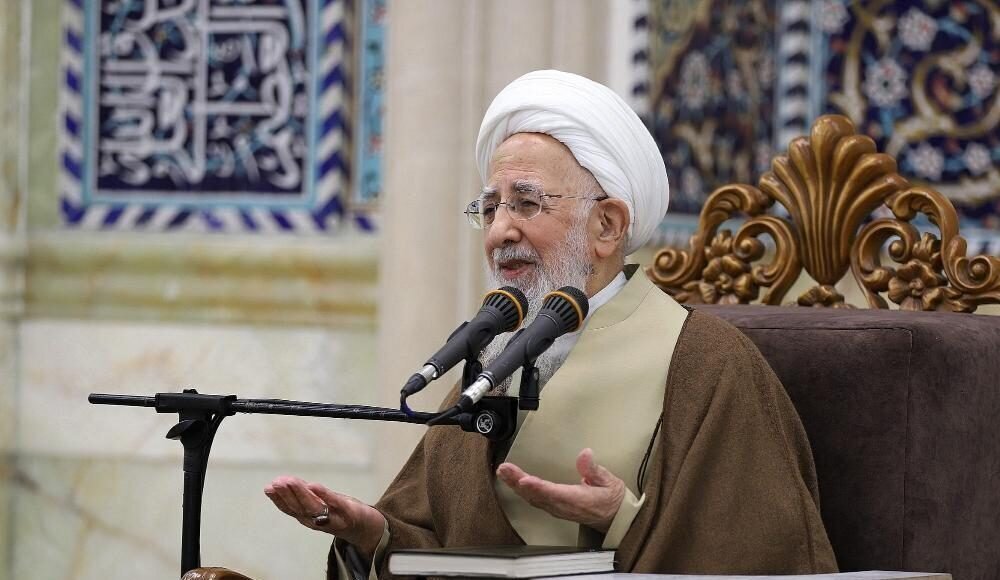 El ayatolá Javadi Amoli subraya la gratitud hacia los padres y destaca los sacrificios de la madre