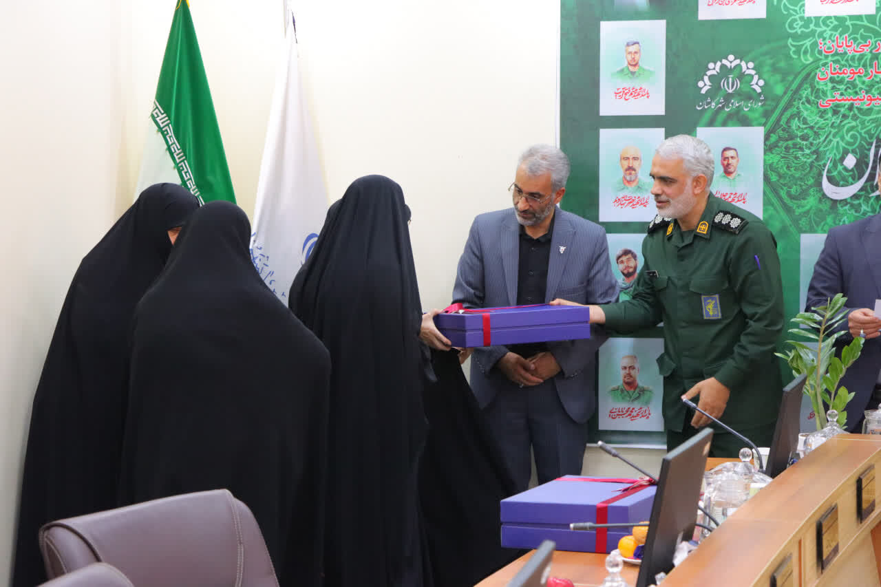 مراسم تکریم مادران و همسران شهدای جنگ تحمیلی ۱۲روزه کاشان برگزار شد+تصاویر