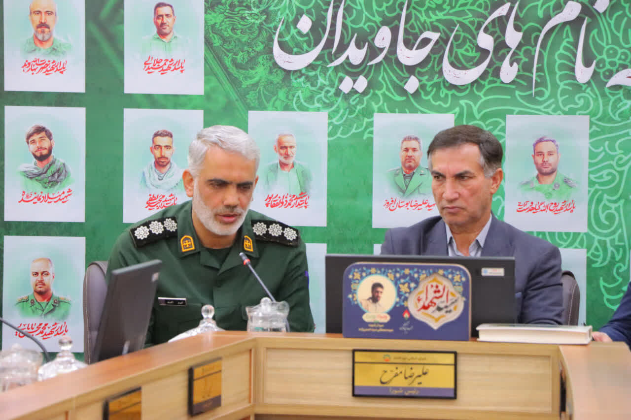 مراسم تکریم مادران و همسران شهدای جنگ تحمیلی ۱۲روزه کاشان برگزار شد+تصاویر