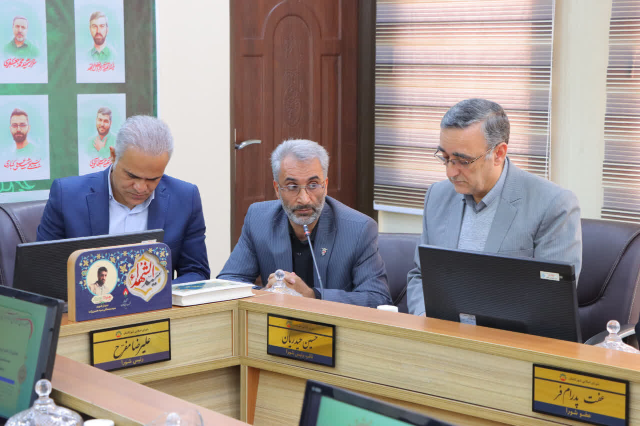 مراسم تکریم مادران و همسران شهدای جنگ تحمیلی ۱۲روزه کاشان برگزار شد+تصاویر