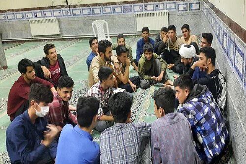 اجرای گسترده گفتمان‌های دینی و انقلابی در مدارس کرمانشاه با حضور ۹۰ مربی+عکس