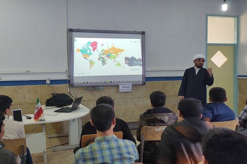 اجرای گسترده گفتمانهای دینی و انقلابی در مدارس کرمانشاه با حضور ۹۰ مربی+عکس