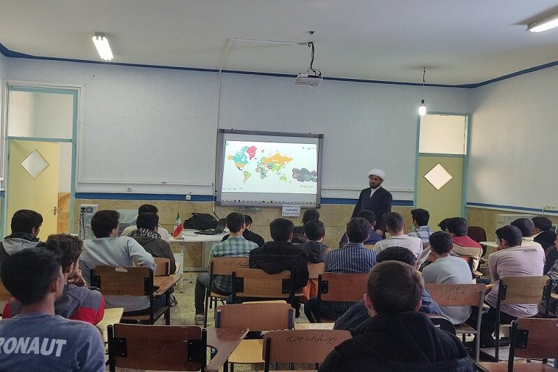 اجرای گسترده گفتمانهای دینی و انقلابی در مدارس کرمانشاه با حضور ۹۰ مربی+عکس