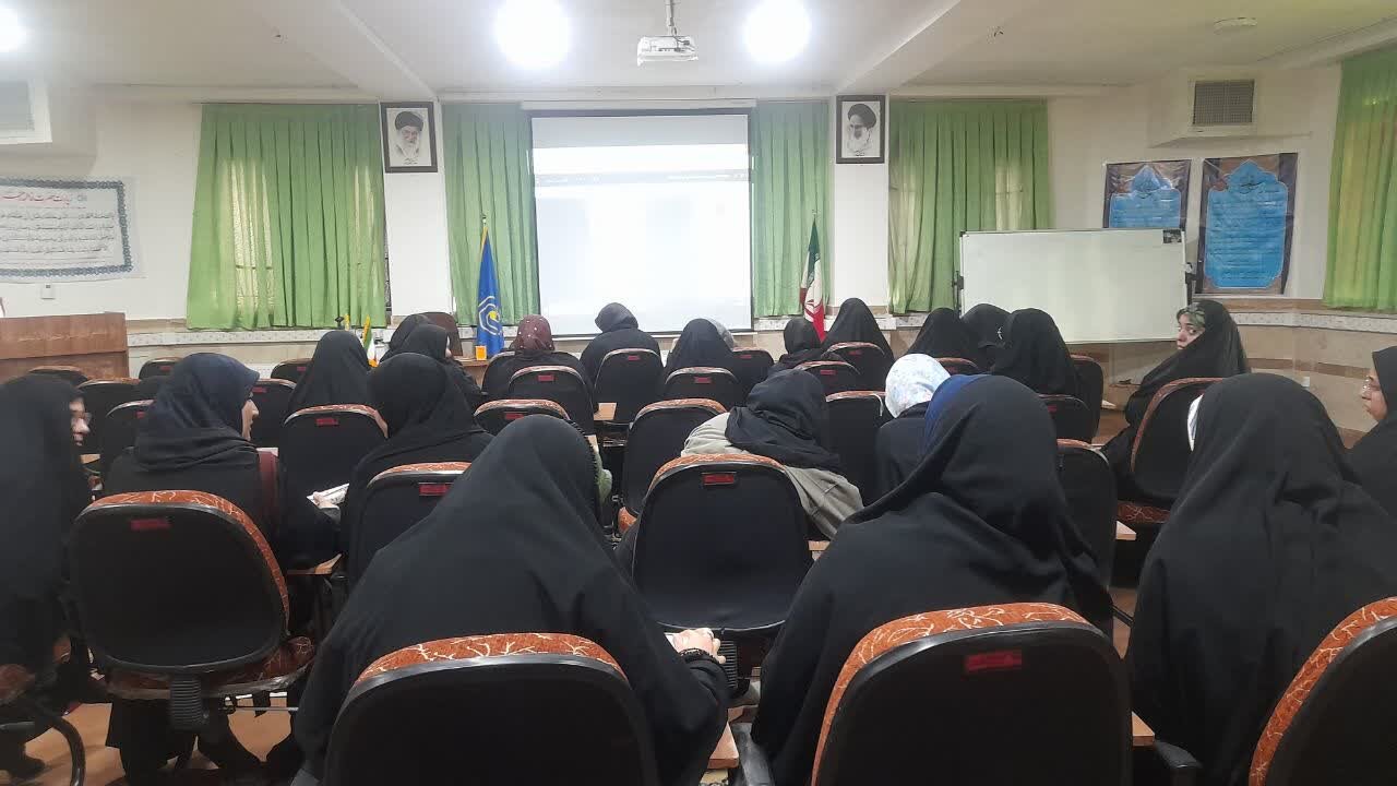 نشست تخصصی «طلبه و فضای مجازی» در مدرسه علمیه هاجر خمین برگزار شد