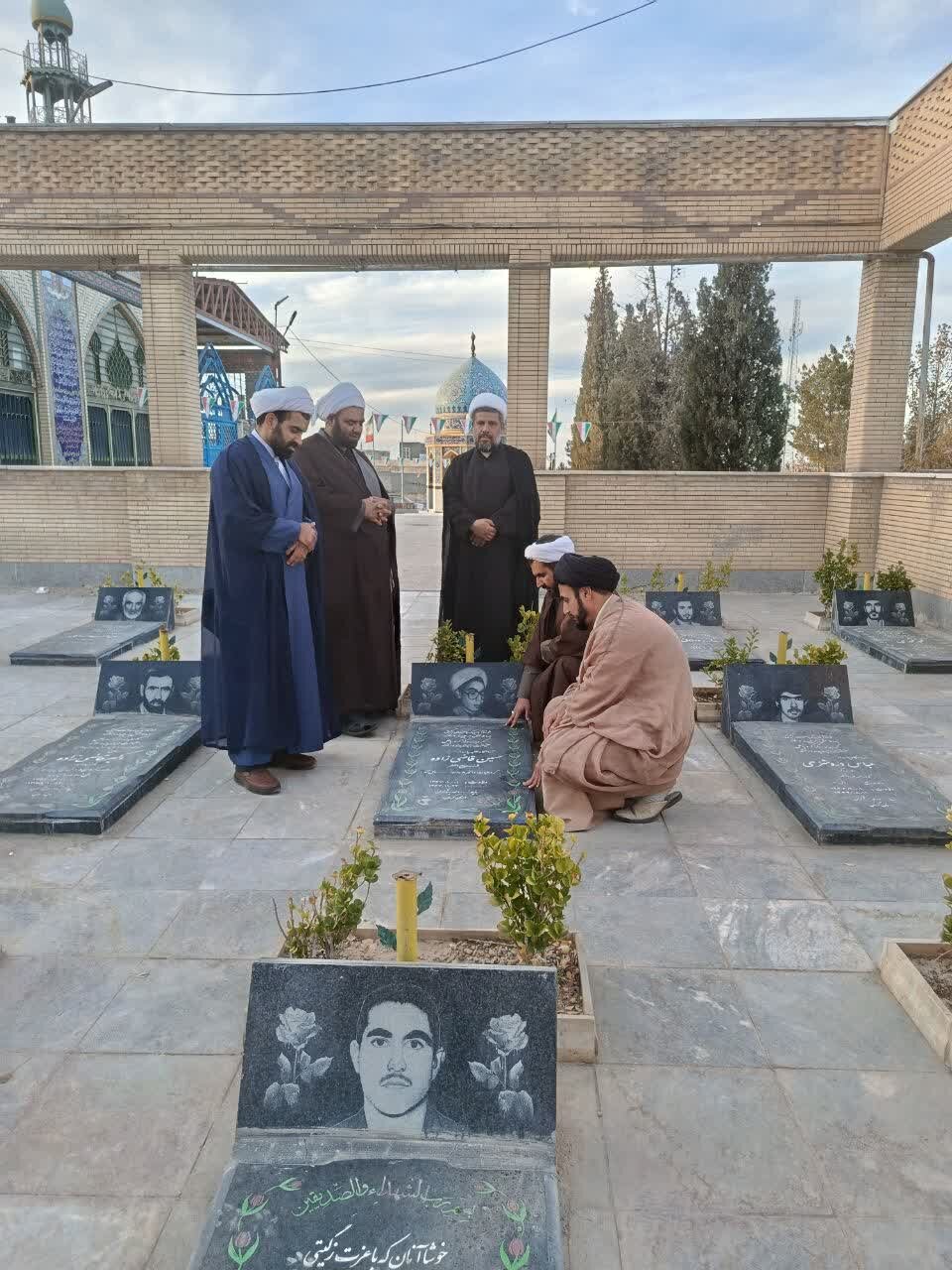 حضور جمعی از مبلغان هجرت حوزه علمیه شهرستان کرمان در گلزار شهدای ماهان روستای قناتغستان