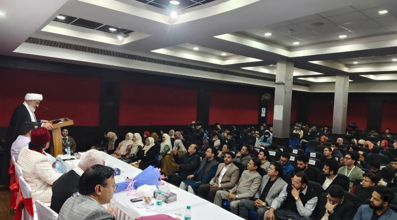 यूनिवर्सिटी सिर्फ़ एजुकेशनल इंस्टीट्यूशन नहीं हैं, वे इंटेलेक्चुअल ट्रेनिंग के सेंटर हैं: डॉ़ हकीम इलाही