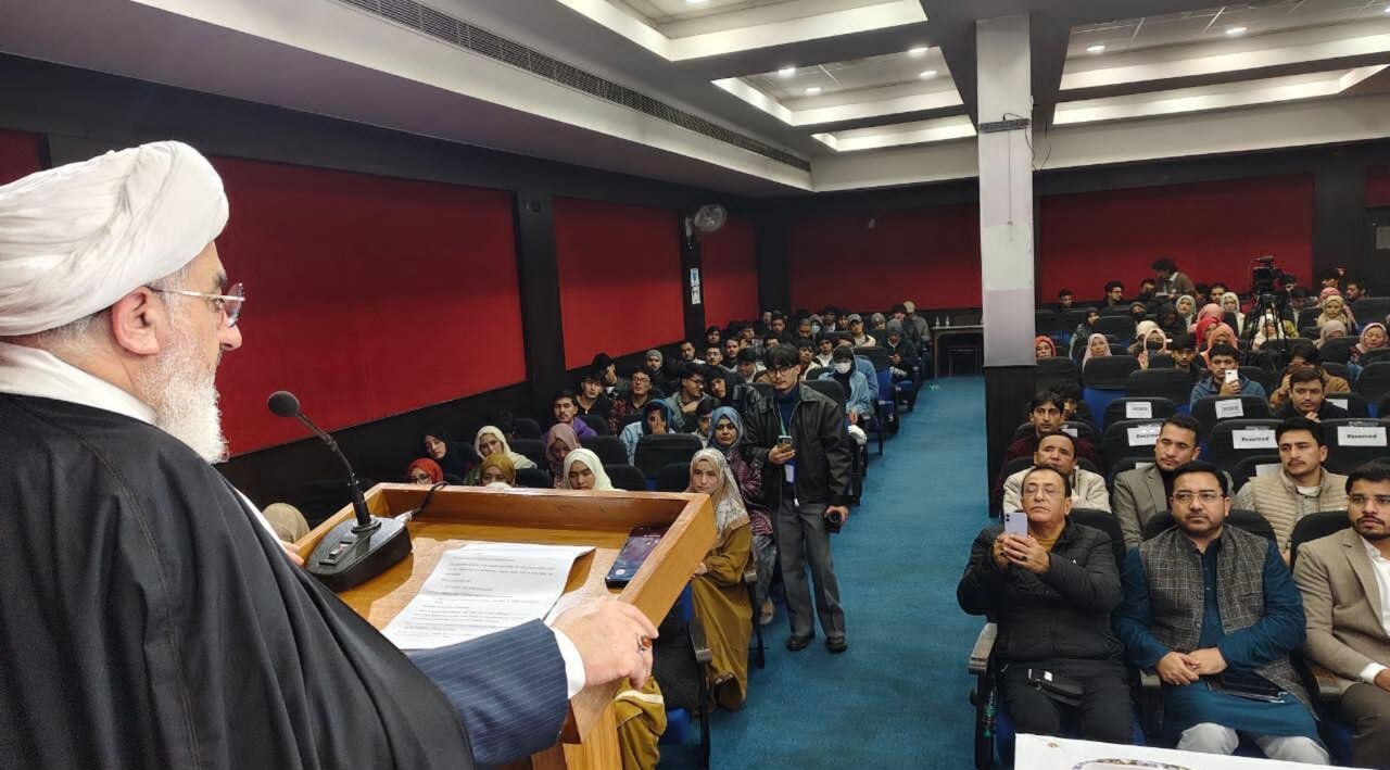 यूनिवर्सिटी सिर्फ़ एजुकेशनल इंस्टीट्यूशन नहीं हैं, वे इंटेलेक्चुअल ट्रेनिंग के सेंटर हैं: डॉ़ हकीम इलाही