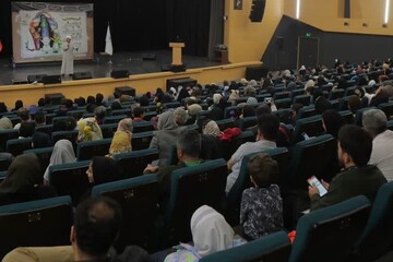 تصاویر/ تقدیر از ۴۰۰ دانش‌آموز کاشانی در اختتامیه پویش «پیک فاطمی»