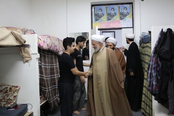 تصاویر / امام جمعه اسدآباد پای حرف دانشجویان نشست