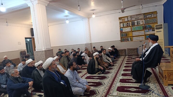 درس اخلاق طلاب در مدرسه علمیه خرمشهر