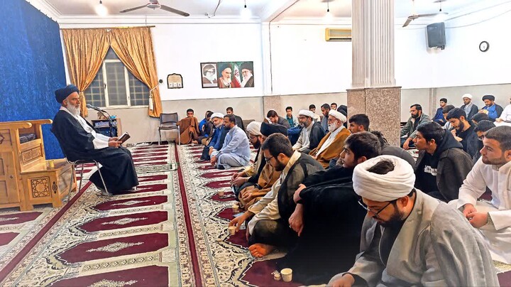 درس اخلاق طلاب در مدرسه علمیه خرمشهر