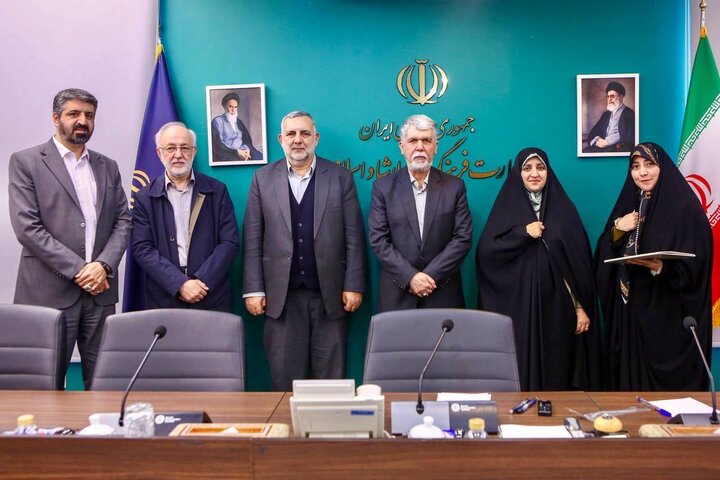 تصاویر/ تقدیر وزیر فرهنگ از بانوان نویسنده صاحب تقریظ رهبر معظم انقلاب