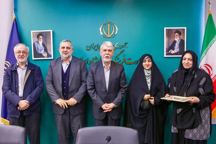 تصاویر/ تقدیر وزیر فرهنگ از بانوان نویسنده صاحب تقریظ رهبر معظم انقلاب