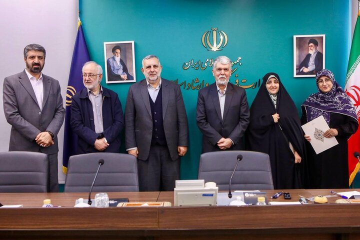 تصاویر/ تقدیر وزیر فرهنگ از بانوان نویسنده صاحب تقریظ رهبر معظم انقلاب