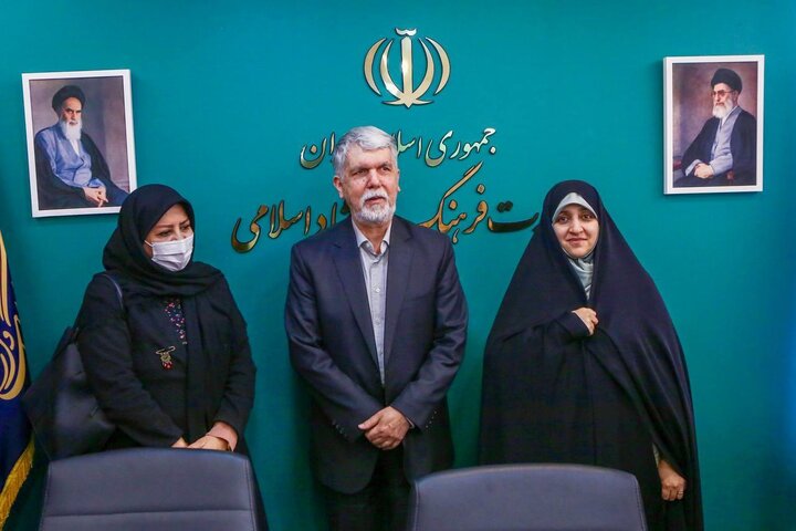 تصاویر/ تقدیر وزیر فرهنگ از بانوان نویسنده صاحب تقریظ رهبر معظم انقلاب