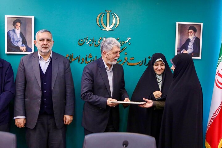 تصاویر/ تقدیر وزیر فرهنگ از بانوان نویسنده صاحب تقریظ رهبر معظم انقلاب