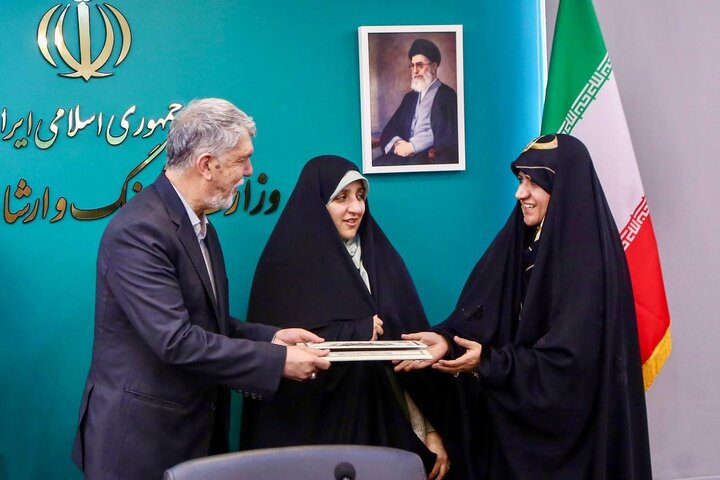تصاویر/ تقدیر وزیر فرهنگ از بانوان نویسنده صاحب تقریظ رهبر معظم انقلاب