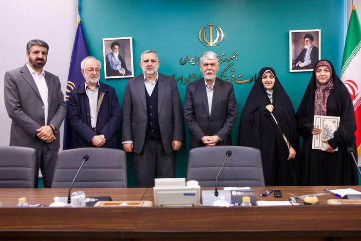 تصاویر/ تقدیر وزیر فرهنگ از بانوان نویسنده صاحب تقریظ رهبر معظم انقلاب