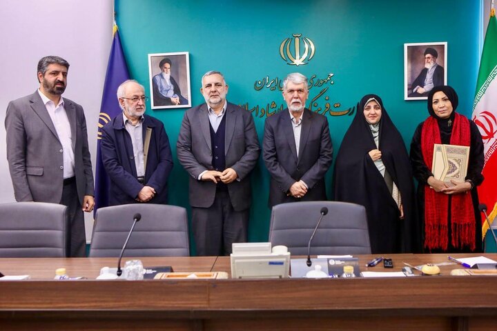 تصاویر/ تقدیر وزیر فرهنگ از بانوان نویسنده صاحب تقریظ رهبر معظم انقلاب
