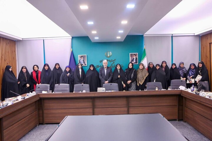 تصاویر/ تقدیر وزیر فرهنگ از بانوان نویسنده صاحب تقریظ رهبر معظم انقلاب