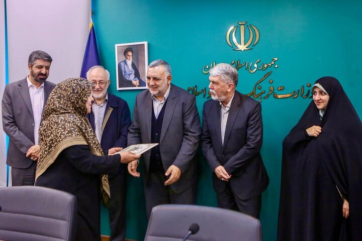 تصاویر/ تقدیر وزیر فرهنگ از بانوان نویسنده صاحب تقریظ رهبر معظم انقلاب
