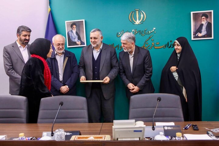 تصاویر/ تقدیر وزیر فرهنگ از بانوان نویسنده صاحب تقریظ رهبر معظم انقلاب