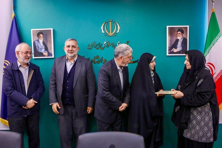 تصاویر/ تقدیر وزیر فرهنگ از بانوان نویسنده صاحب تقریظ رهبر معظم انقلاب