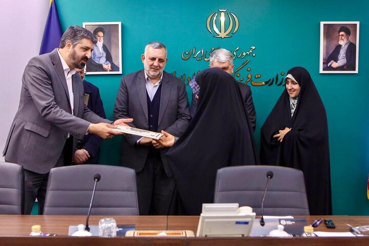 تصاویر/ تقدیر وزیر فرهنگ از بانوان نویسنده صاحب تقریظ رهبر معظم انقلاب