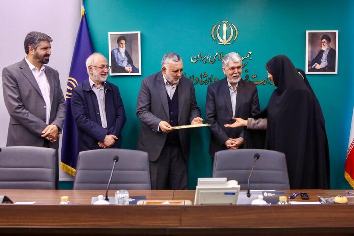 تصاویر/ تقدیر وزیر فرهنگ از بانوان نویسنده صاحب تقریظ رهبر معظم انقلاب