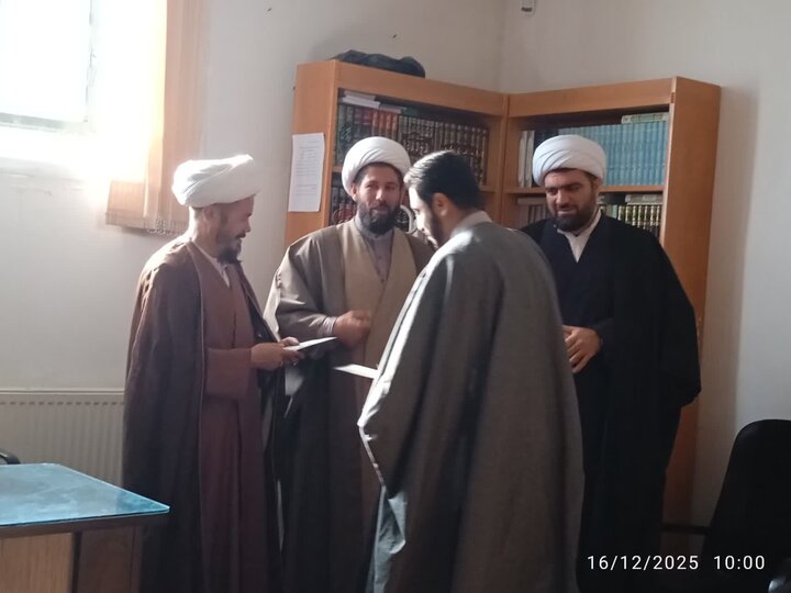 تصاویر/مراسم تجلیل از طلاب پژوهشگر مدرسه علمیه نورآباد