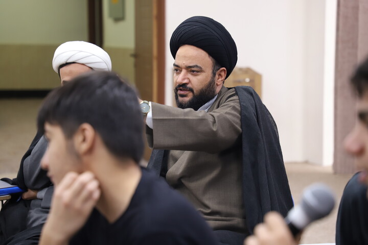 تصاویر/برگزاری جلسه کرسی آزاد اندیشی در حوزه علمیه خاتم الانبیاء سنندج