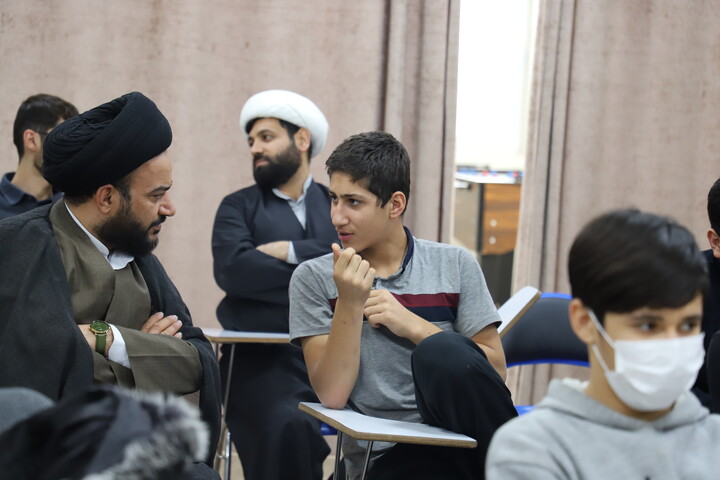 تصاویر/برگزاری جلسه کرسی آزاد اندیشی در حوزه علمیه خاتم الانبیاء سنندج