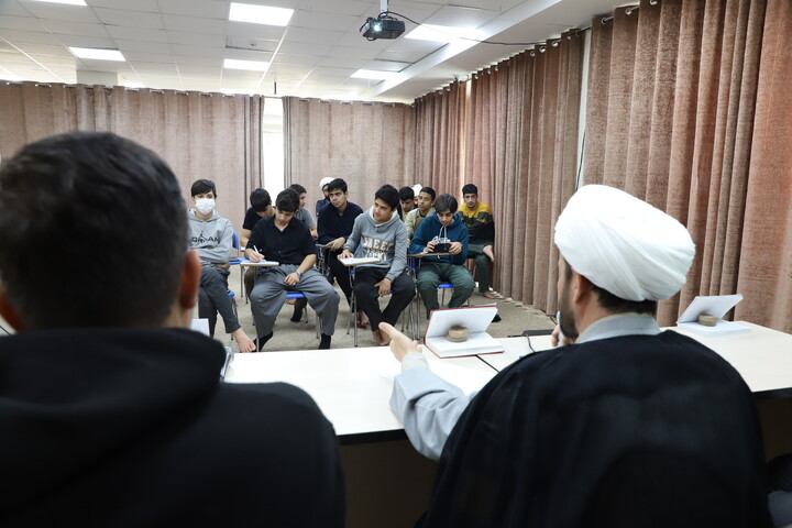 تصاویر/برگزاری جلسه کرسی آزاد اندیشی در حوزه علمیه خاتم الانبیاء سنندج