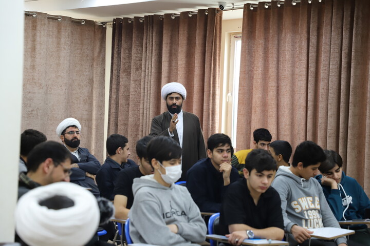 تصاویر/برگزاری جلسه کرسی آزاد اندیشی در حوزه علمیه خاتم الانبیاء سنندج