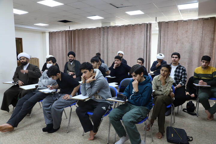 تصاویر/برگزاری جلسه کرسی آزاد اندیشی در حوزه علمیه خاتم الانبیاء سنندج