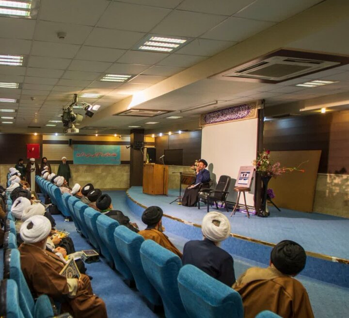 تصاویر/ نشست جامعه مبلغین با سخنرانی استاد انصاریان