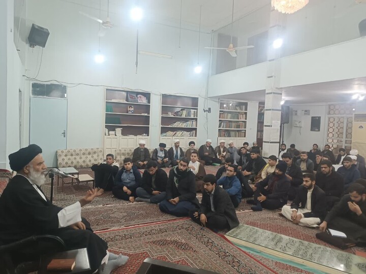 تصاویر/درس اخلاق طلاب در مدرسه علمیه آبادان