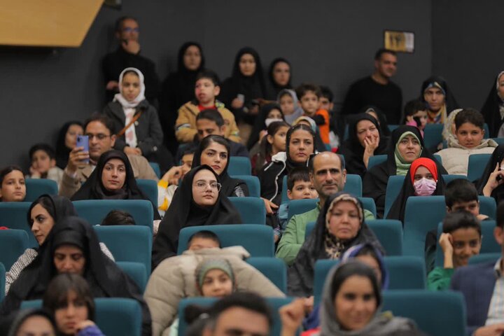 تصاویر/تقدیر ۴۰۰ دانش‌آموز کاشانی در اختتامیه پویش «پیک فاطمی»؛