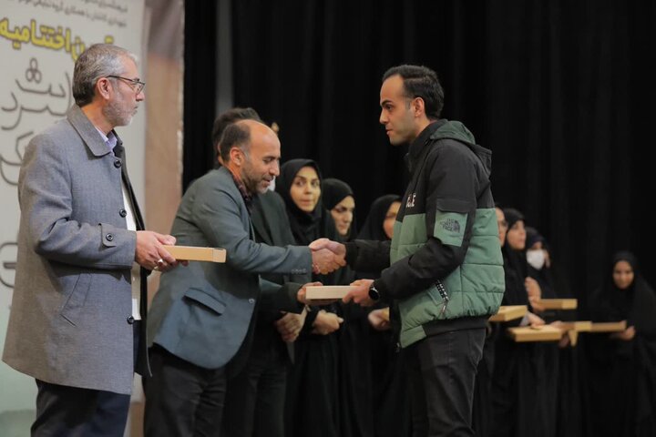 تصاویر/تقدیر ۴۰۰ دانش‌آموز کاشانی در اختتامیه پویش «پیک فاطمی»؛