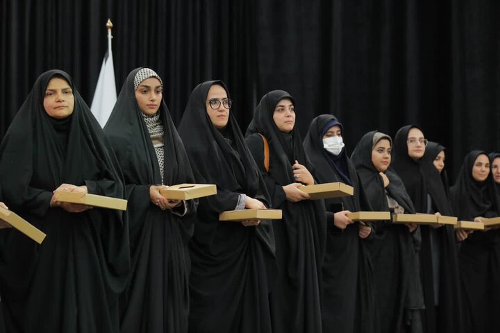 تصاویر/تقدیر ۴۰۰ دانش‌آموز کاشانی در اختتامیه پویش «پیک فاطمی»؛