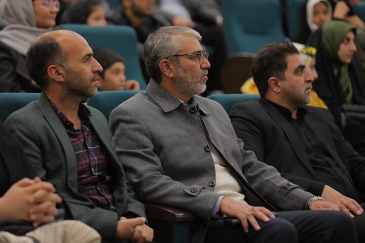 تصاویر/تقدیر ۴۰۰ دانش‌آموز کاشانی در اختتامیه پویش «پیک فاطمی»؛