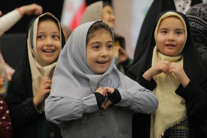 تصاویر/تقدیر ۴۰۰ دانش‌آموز کاشانی در اختتامیه پویش «پیک فاطمی»؛