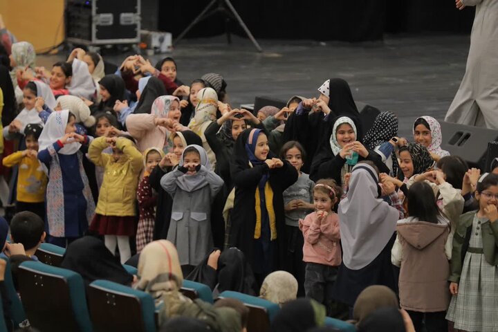 تصاویر/تقدیر ۴۰۰ دانش‌آموز کاشانی در اختتامیه پویش «پیک فاطمی»؛