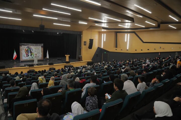 تصاویر/تقدیر ۴۰۰ دانش‌آموز کاشانی در اختتامیه پویش «پیک فاطمی»؛