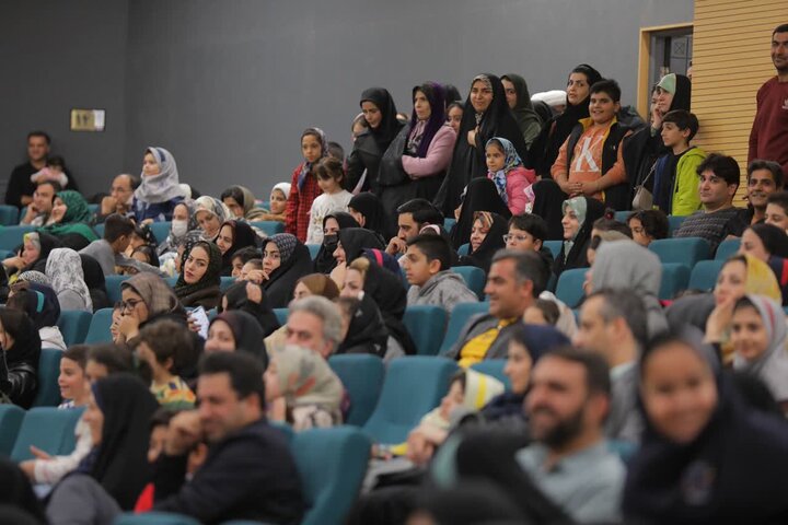 تصاویر/تقدیر ۴۰۰ دانش‌آموز کاشانی در اختتامیه پویش «پیک فاطمی»؛